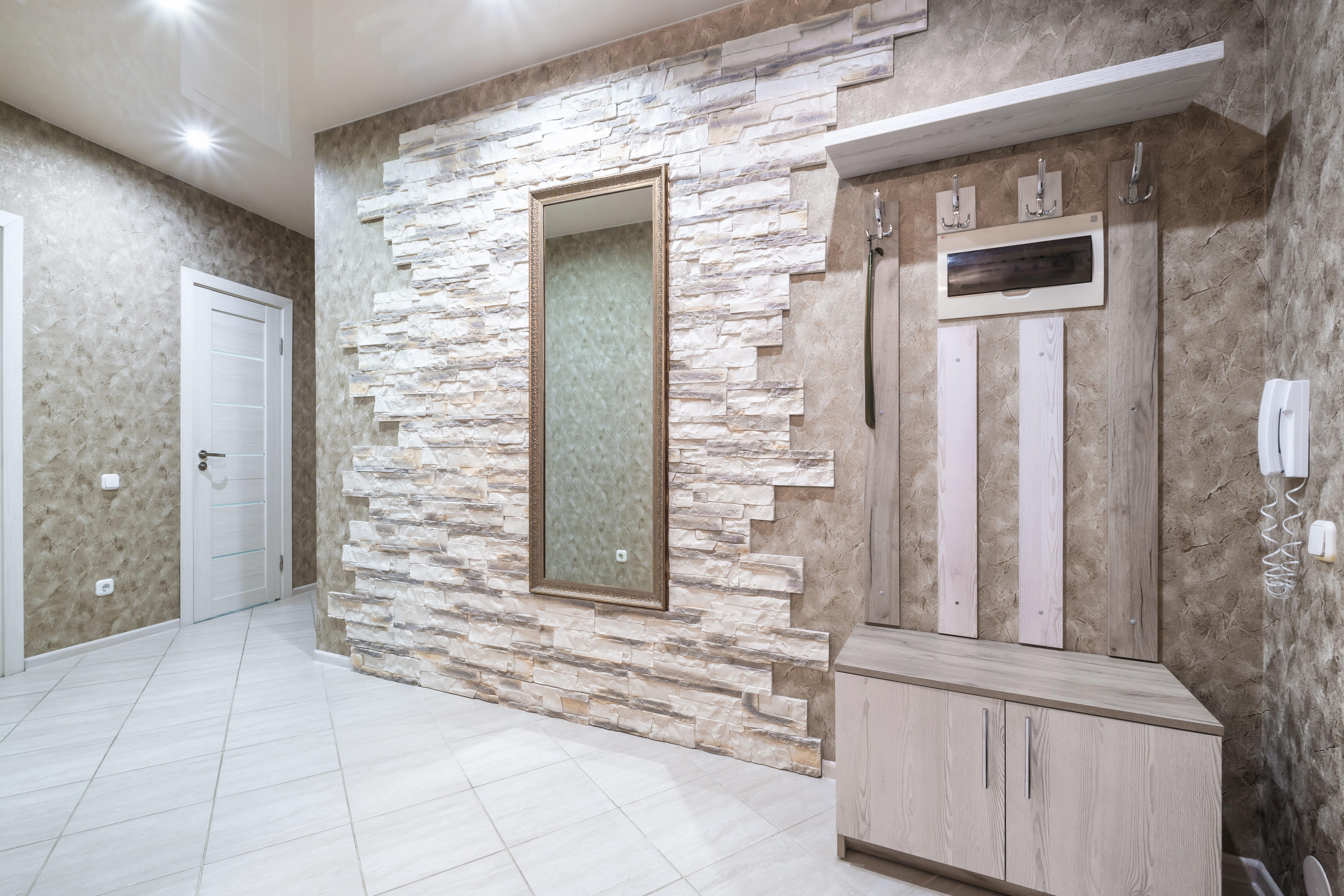 Couloir moderne avec mur en briques